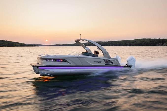 Luxury pantoon party boat